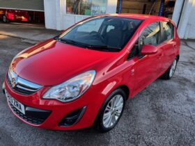 2013 VAUXHALL CORSA SE 1.2 PETROL 5 DOOR HATCH IN RED.